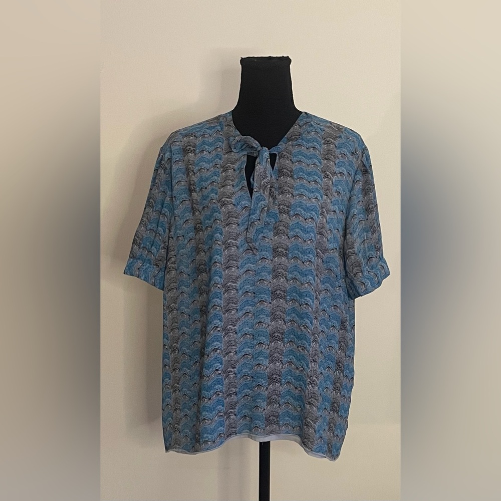 Covington- Blue, black‎ and white design shortsleeve blouse Size XL